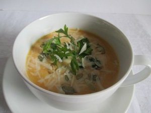 Sütőtök leves almával, reszelt sajttal