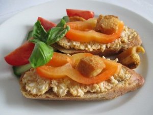 tepertos-tojaskremes-szendvics-paradicsommal1