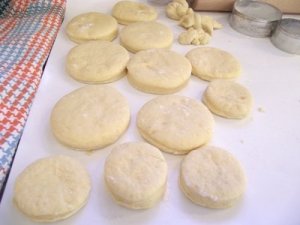 Farsangi fánk kiszaggatva