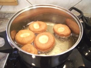 A farsangi fánk sütése