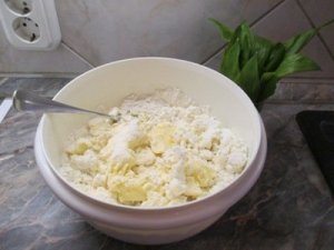 Medvehagymás juhtrós pogácsa