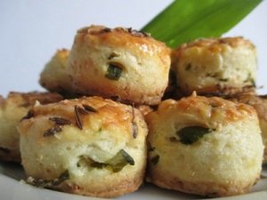 Medvehagymás juhtúrós pogácsa