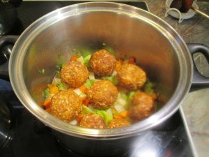 Húsgombócok a zöldségágyon