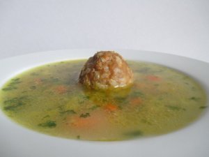 Zöldségleves tálalva