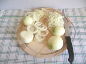 Hagyma feldarabolása