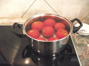 Paradicsom forró vízben